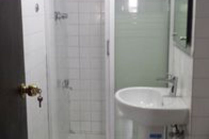 Room 2 of 33