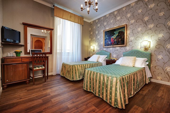 Room 32 of 90