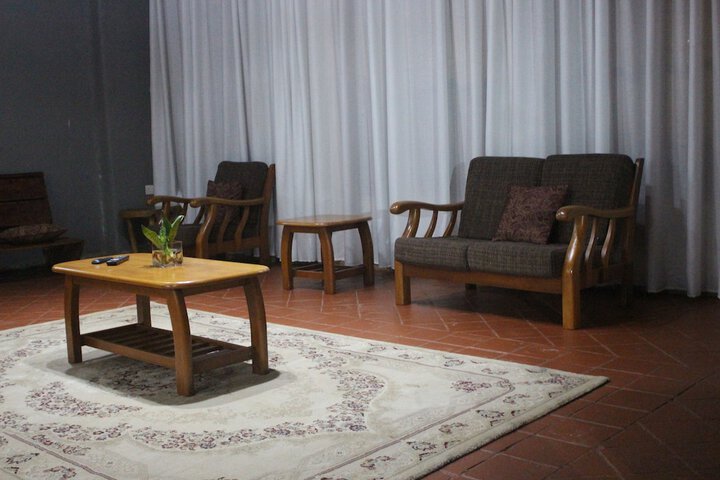 Lounge 24 of 28