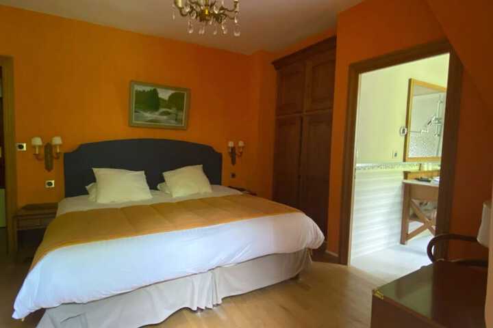 Room 4 of 98
