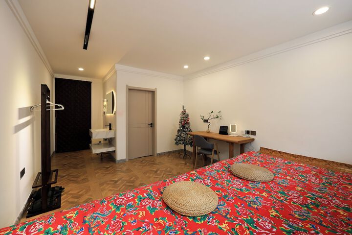 Room 6 of 84