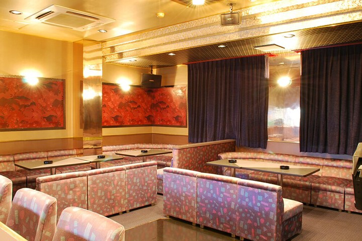 Lounge 32 of 40