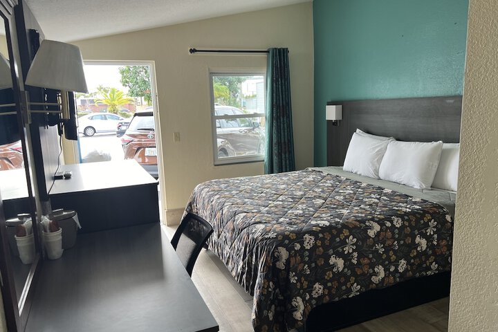 Room 6 of 35
