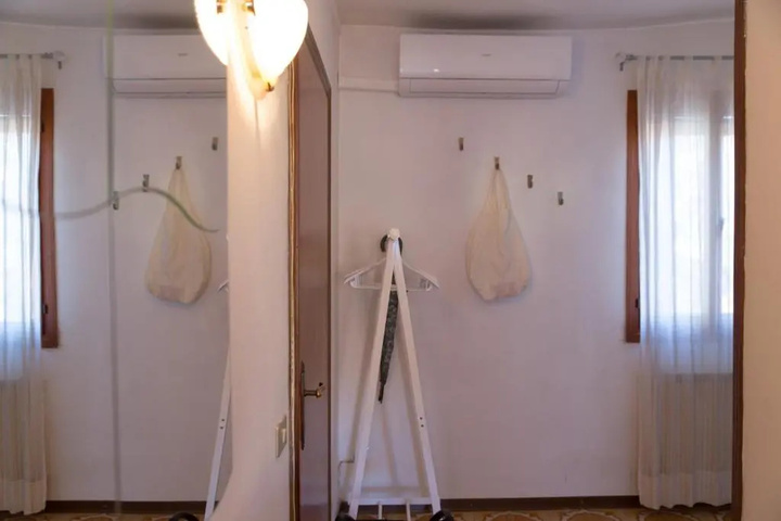 Room 6 of 18