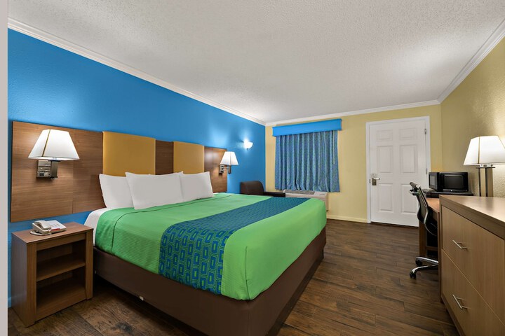1 King Accessible Roll in Shower Microwave, Refrigerator, Continental Breakfast (2 of 14)