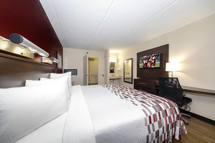 1 King Bed (5 of 19)