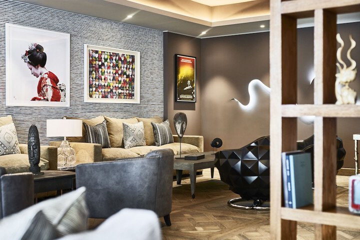 Lobby lounge