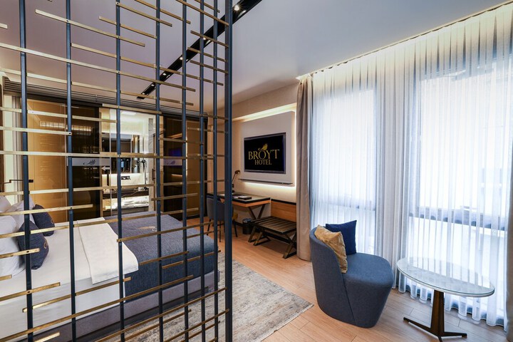 Room 4 of 80