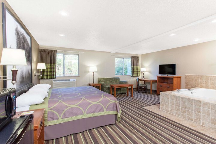 1 King Bed (3 of 9)