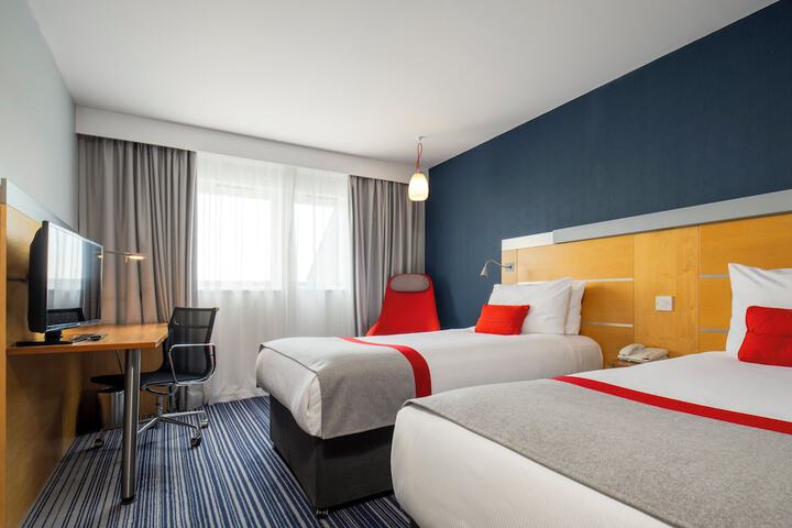 Room 35 of 136