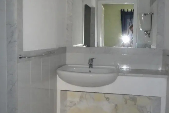 Room 6 of 10