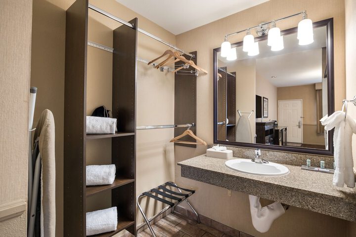 Accessible 1 King Mobility Accessible Bathtub Wet Bar Microwave and Refrigerator (11 of 20)