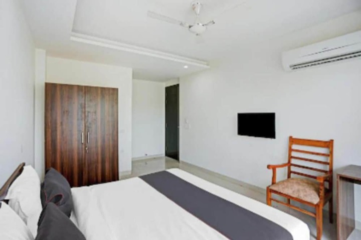 Room 12 of 18