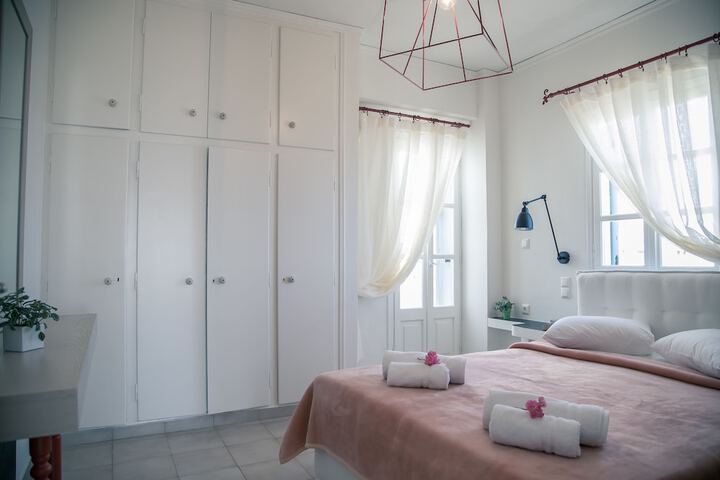 Room 4 of 100