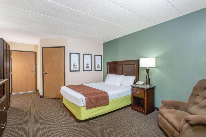 1 Queen Bed Accessible Room (3 of 7)
