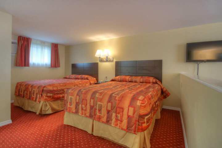 2 Queen Beds (26 of 32)