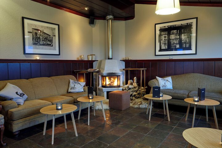 Lounge 34 of 43