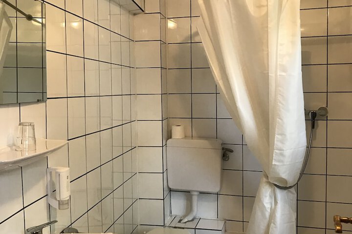 Room 27 of 31