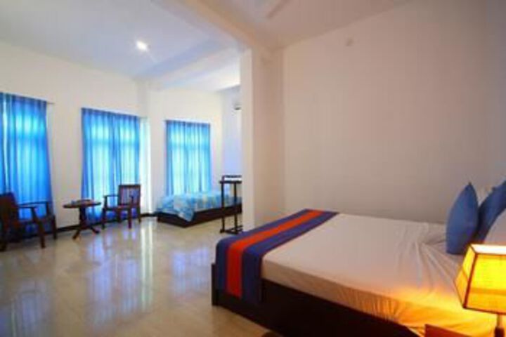 Room 6 of 10