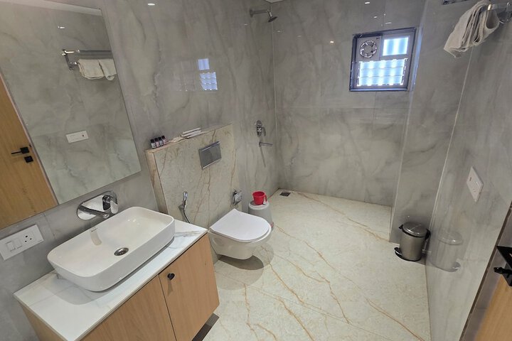 Room 6 of 13