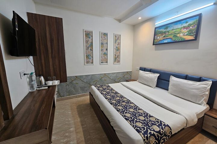 Room 4 of 8
