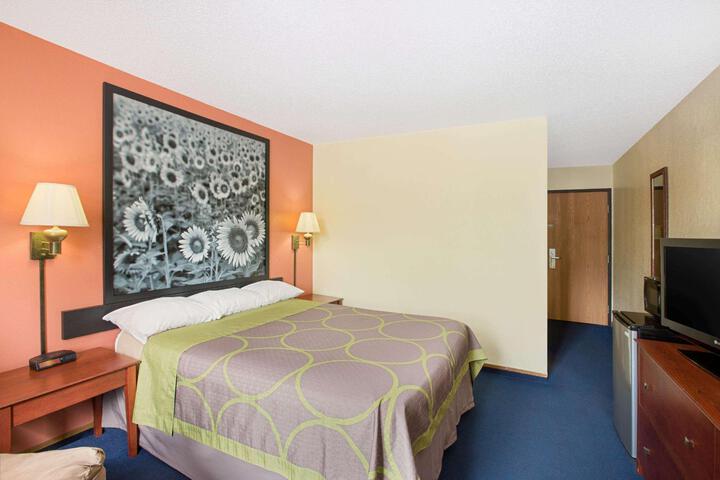 1 Queen Bed (11 of 11)