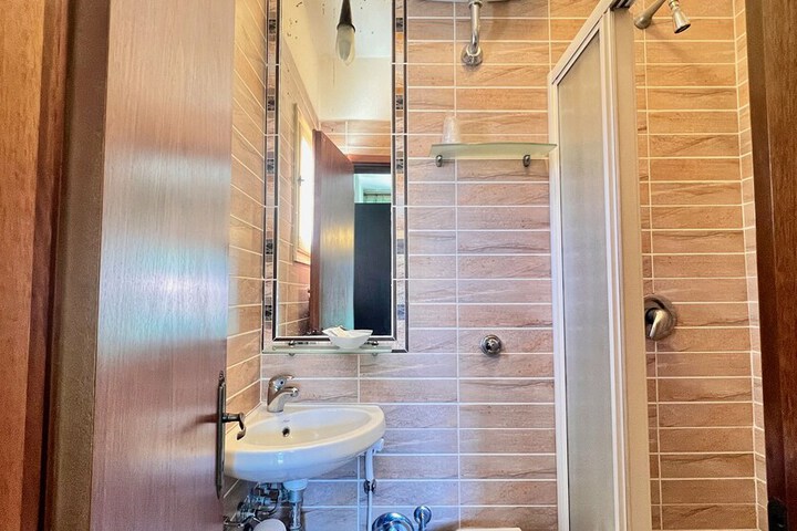 Room 10 of 42