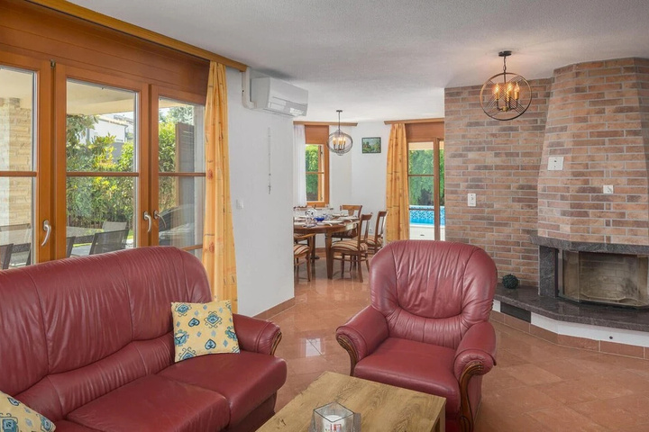 Amazing Home in Medulin with Outdoor Swimming Pool Hot Tub & WiFi