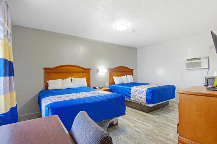 1 Queen Bed (11 of 11)