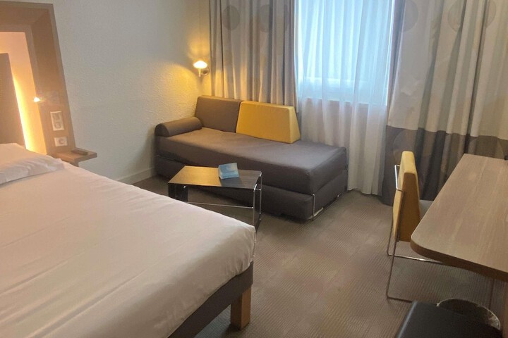 Room 3 of 92