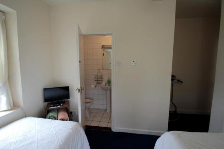 Room 4 of 8
