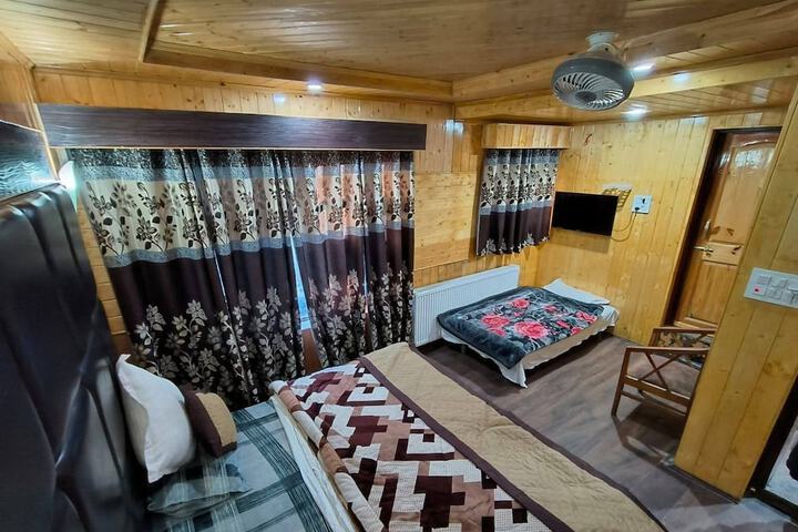 Room 4 of 15