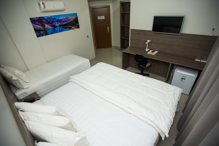 Room 6 of 10