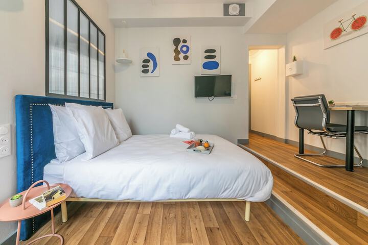 Room 4 of 185