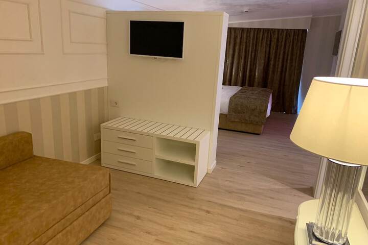 Room 32 of 99