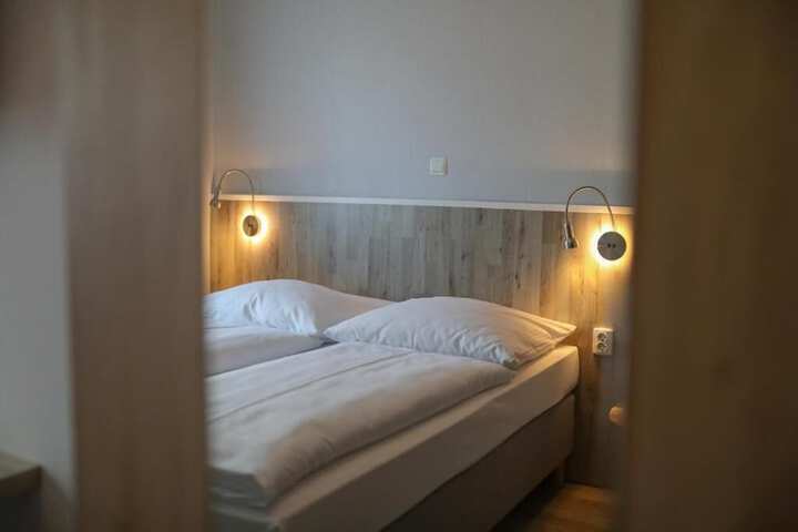 Room 9 of 25