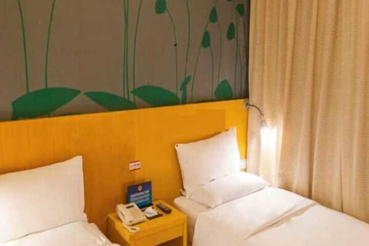 Room 9 of 27