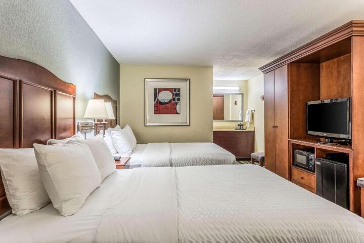 1 Queen Bed Accessible (11 of 16)