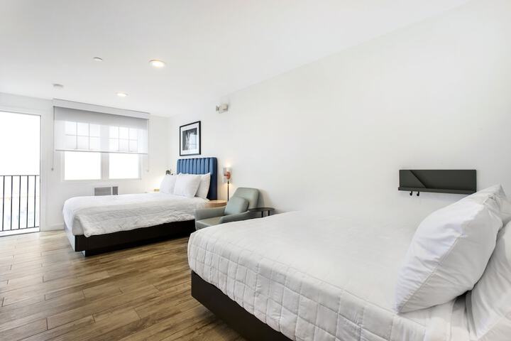Standard Quadruple Room 2 Queen Beds (6 of 6)