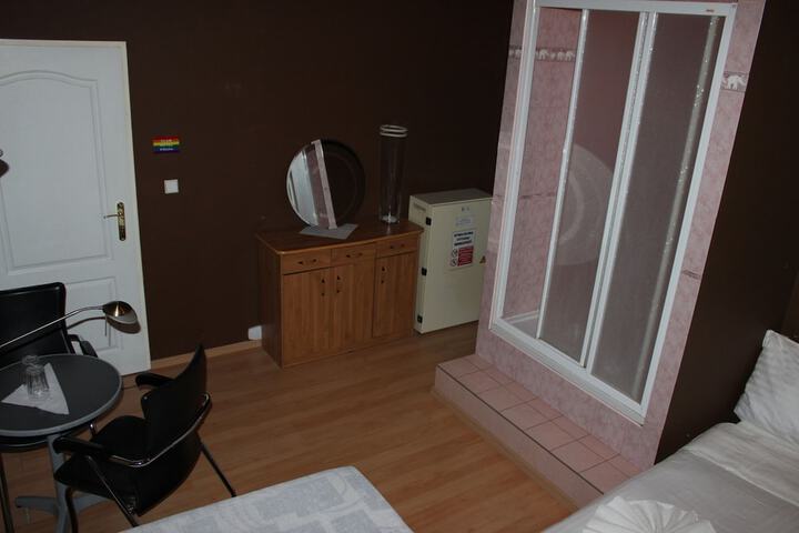 Room 28 of 106