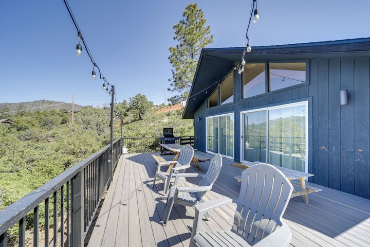Pine Cabin w / Large Deck & Scenic Mountain Views!