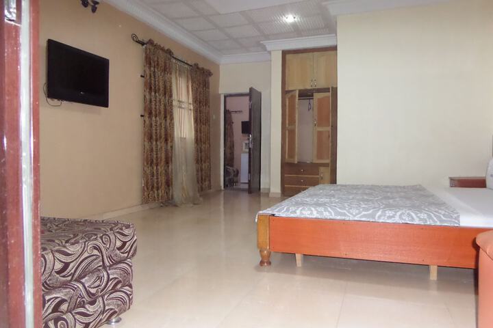 Room 13 of 28