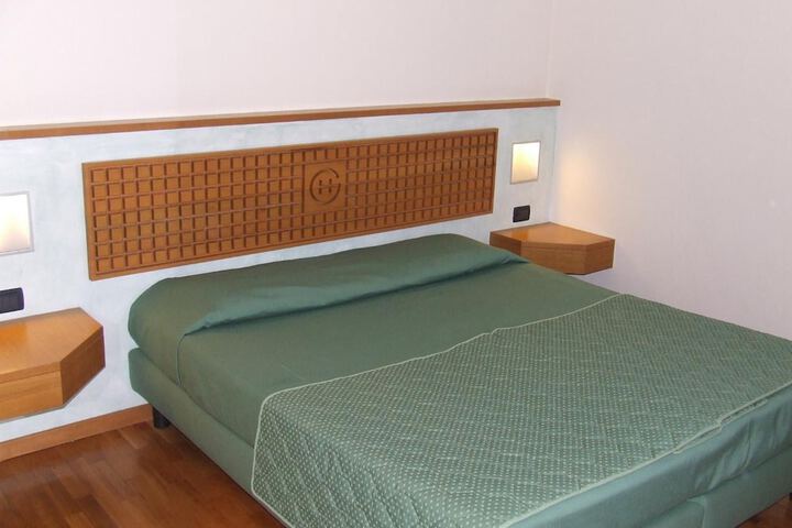 Room 18 of 32
