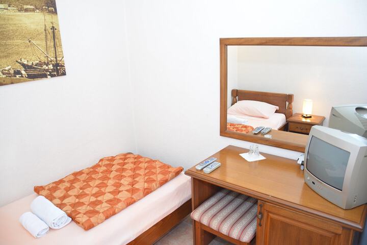 Room 13 of 33