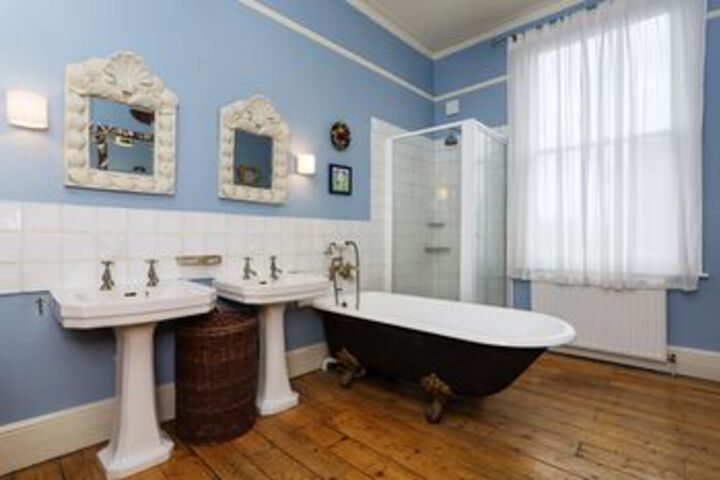 Room 4 of 25