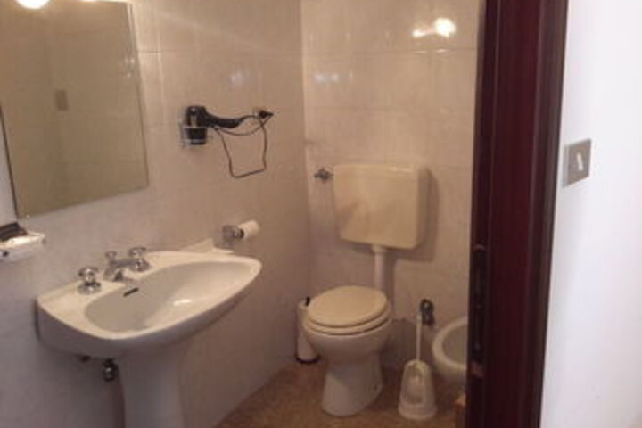 Room 4 of 62