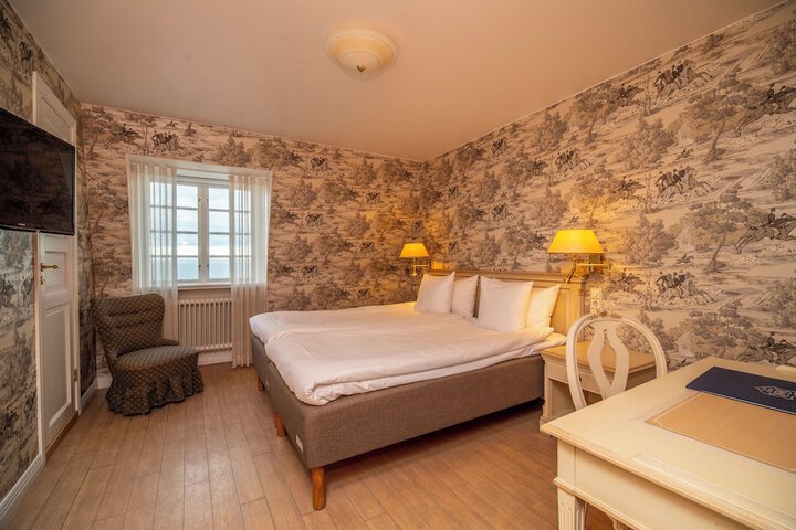 Room 3 of 52