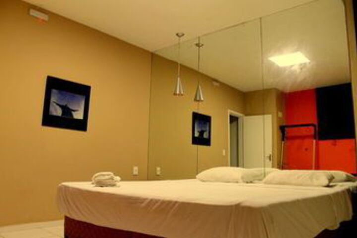 Room 6 of 10