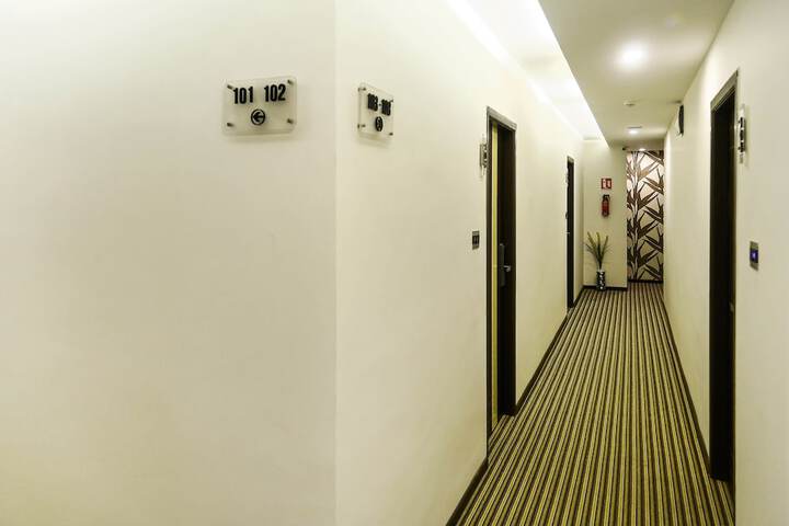 Ballroom/Hall 15 of 17