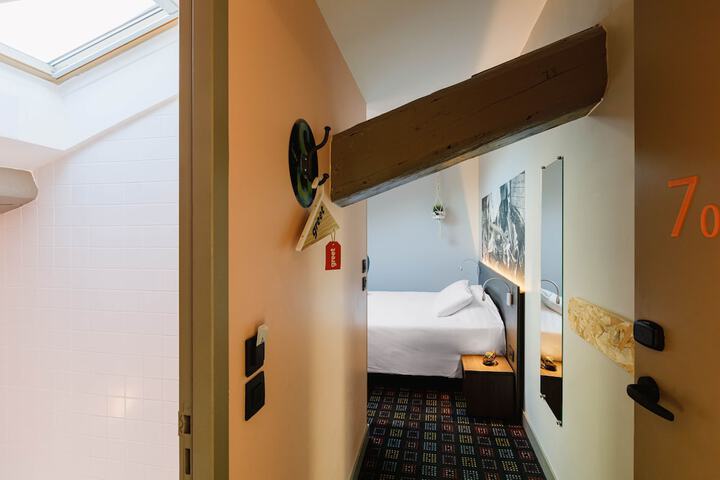 Room 8 of 127
